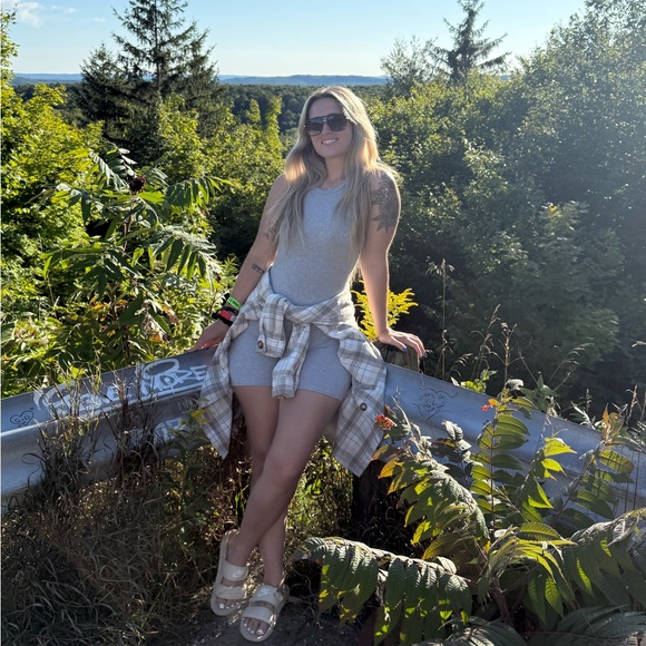 Meet your Posher, Danielle - Picture 2 of 4